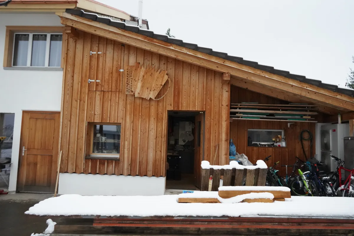 Auf dem Bild ist die Werkstatt von aussen zu sehen.